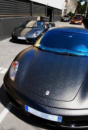 "فيراري F430" مغطاة بالجلد تثير الدهشة